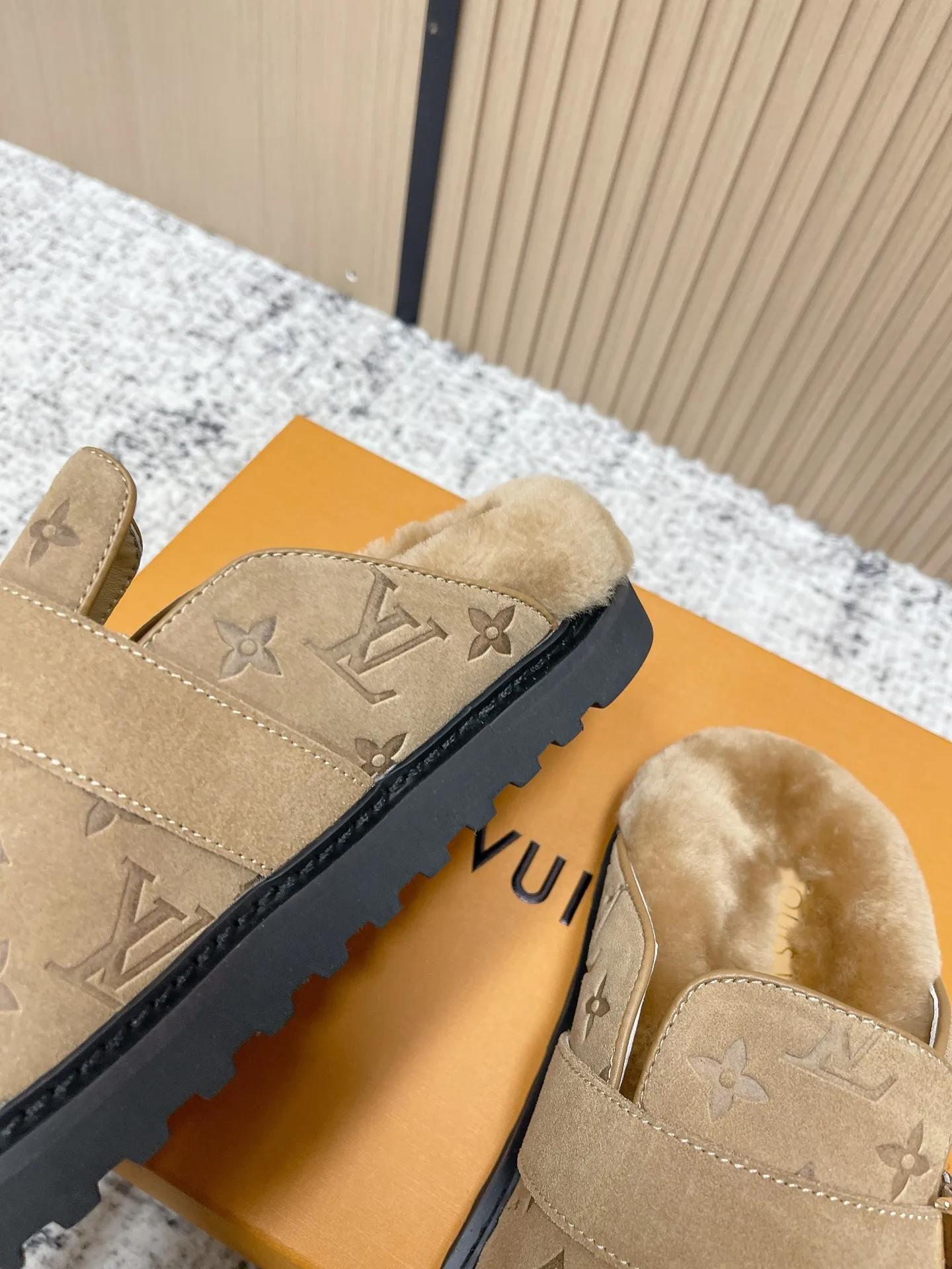 [L Home] P: 500💰 Size: 35-46 (female 40.41, male 45 46 custom-made) Top version Louis vuitton Lv top version LV couple's wool slippers New couple's Birkenstock slippers Cute and loveable, the foot feel is not too good Simple and high-end Sling-hee design Ready to wear and go Good news for lazy people Upper imported cowhide/imported old floral cloth Original hardware buckle, original molded high-density foam outsole Fabric: Yangjing/classic jacquard fabric Lining: imported wool lining Sole: original foam combination sole